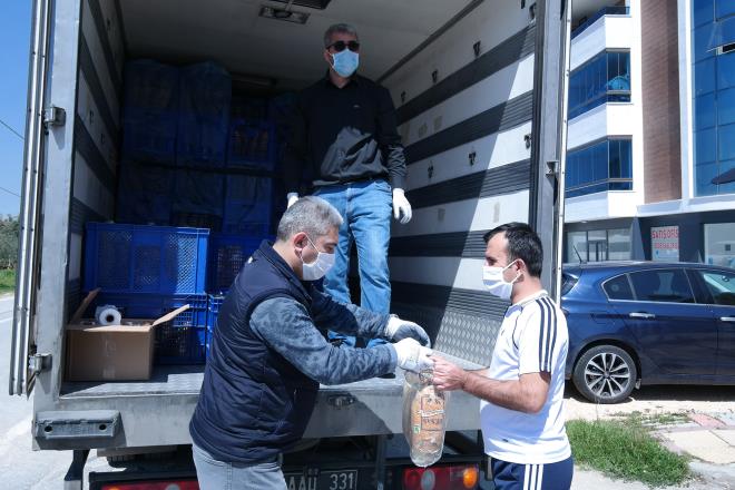 BURFA koordinasyonunda scak yemek datm yaplan kii says 87 bin 517'ye ularken, BESA tarafndan da 1 milyon 440 bin ekmek ve gda kolisi datm gerekletirildi. TARIM A.. tarafndan yaplan sebze meyveden oluan pazar filesi datmnda ise 26 bin 704 kiiye ulald. Yine zabta ekipleri de 456 vatandan market ve eczane alveriini, 300 vatandan da bankadan maa ekim ilemini gerekletirdi. BUSK'nin kapda su kart yklemesi uygulamasndan da bugne kadar 843 vatanda yararland.