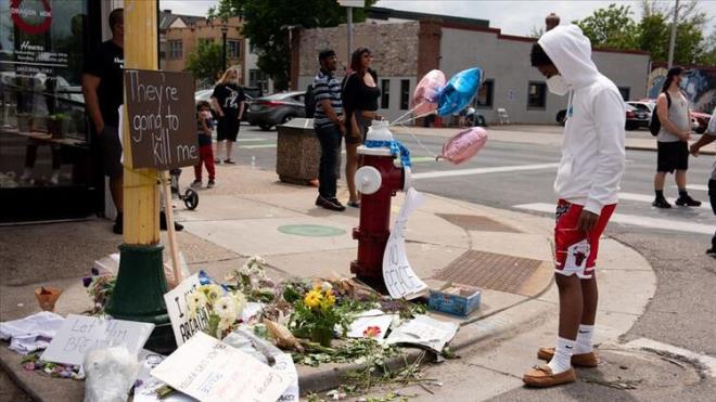 "BU EKLDE KATLEDLMES BEN MAHVETT"<br>  Kz arkadamnn annesi bana videoyu gnderdiinde len kiinin Goerge olduunu fark etmedim. Her zaman bu tr konularla ilgili konuurduk. Ancak daha sonra telefonuma 50 mesaj geldiini grdm. lk mesaj ise 'Minnesota'da ikizine ne yaptklarn grdn m?' oldu. Daha sonra yataktan zpladm ve lk atmaya baladm. Neredeyse elimi kryordum. Sokakta evsiz birini grdmde bile gzlerim dolan bir adamm. Kardeimin bu ekilde katledilmesi beni mahvetti."