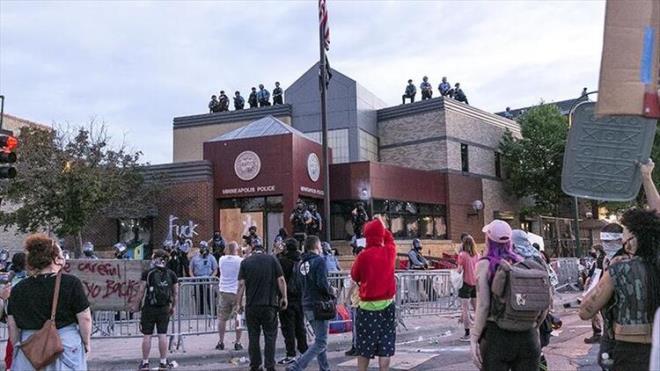 "DEM FLOYD'UN SMYLE BALAYACAK"<br>  Dn Floyd'un eiyle konuuyordum. Kz srekli lk atyordu. Bunu btn dnya grmeli. Bu yaplan doru deil. Floyd'un lmnn bir dnm noktas olacan umuyorum. George Floyd'un ad hatrlanacak nk deieceiz. Deiim onun ismiyle balayacak. Arkadam iin adalet arayacam" dedi.