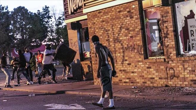 Minneapolis Belediye Bakan Jacob Frey, Twitter hesabndan yapt paylamla, George Floyd&#8217;un lmne karan 4 polisin grevlerine son verildiini duyurdu.