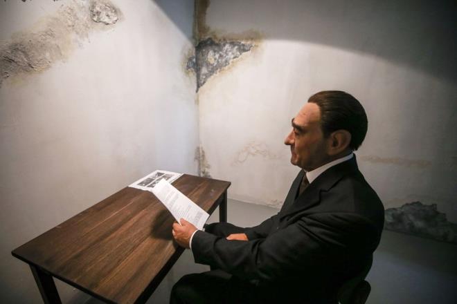 Bunun yannda &#8216;Demokrasi ve zgrlkler Adas&#8217;nn 103 bin 757 metrekarelik alannda 66 bin 952 metrekare yeil alan ve peyzaj almalarn yaptklarn da hatrlatan Toygar Yedigz u bilgileri paylat: &#8220;Mzede 100&#8217;n zerinde ve ak havada 18 adet enstalasyon almas yaptk. Bu enstalasyonlar ierisinde 592 sann bavulu, yazlamayan mektuplar, dnen eller, dnem radyosu, aydnlatma ve tematik dinlenme niteleri ve animatronik heykelleri de 18 ay gibi ksa srede tamamlayarak ala hazr hale getirmi olduk.