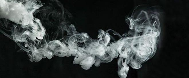 'VRS SZDEN SONRA GELEN KY DE BULABLR'<br>    Dr. Taknolu, herhangi bir yzeye eer sigara ile birlikte virs yerleirse, 9 gne kadar kalabildiini kaydederek, "9 gne kadar virs o yzeyde kalrsa, sizden sonra gelen kiiyi de bulabilir.<br>    Sigaray evlerinizde, ocuklarnzn bulunduu ortamlarda imeyin. Hastalanma ihtimali olan 65 ya st byklerinizin bulunduu ve onlarn daha sonra gelebilecei yerlerde sigara imeyin.  <br>  Sigara partiklleri ile birlikte 9 gne kadar kald yorumu yapld. Bu dorultuda hibir ekilde paylam yapmamalyz. Ortak paket, akmak ve kl tablas kullanmayacaz. Sigara itikten sonra ve imeden nce mutlaka ellerinizi ykamalsnz ki, elleriniz enfekte olmadan sigara iebilesiniz" diye konutu.