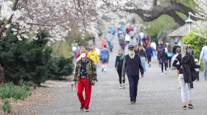 'AIK HAVA OLSA BLE FZKSEL MESAFE SALANMALI'  <br>  Dr. Taknolu, ayrca nargile kullanmnn da ortak olduunu belirterek, nargilenin azl deitirilse bile o haznenin enfekte olduuna dikkat ekerek, unlar syledi:  <br>  "Siz her seferinde o enfekte olan hazneden duman ekiyorsunuz. Buna 'buhar' denilse de aslnda duman ekiliyor. O dumann iinde nikotinin birok metaboliti olduu gibi virsleri de alm oluyorsunuz.<br>    Sigara ienlerde ve nargile kullananlarda tberkloz riski 2 kat artm. Grip enfeksiyonu ise, 5 kat fazla gzkyor. Zatrreye sebep olan enfeksiyonlarn da yaklak 4 kat arttn biliyoruz. u an iin nargile kullanlan kafeler almyor. Sigara iin de ayn nlemlerin alnmas gerekir.  <br>  Mmkn olduunca sigara iilen alanlarn ak alan ve fiziksel mesafenin verilebilecei genilikte alanlar olmas gerekiyor. Ak hava bile olsa, mutlaka fiziksel mesafenin salanmas gerekiyor ki, sigaray beraber ierken birbirimizi enfekte etmeyelim."