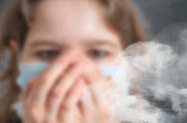 'MUTLAKA DKKAT EDLMES GEREKYOR'    Dr. Taknolu, sigara dumannda havada asl kalan molekllerin olduunu ifade ederek, "Sigarann dumannda havada asl kalan molekller var. Bu duman, virs aerosollerini bu damlacklarn yakalayarak, kiiye bulatrma riskini artrabilir.  <br>  rnein, byk bir alandasnz ve 2 metre uzaklktaki bir kiinin itii sigara duman size ulayorsa, o duman size virs de getirebilir. Mutlaka dikkat edilmesi gerekiyor. Kapal ortamlarda sigara iilmemesi gerekiyor.<br>    lkemizde kapal ortamda sigara iilmesi yasaklanm durumda olduu iin ime ans yok. Birlikte sohbet ederken, sigara imek gibi alkanlklarmz var.  <br>  Yakn temas, birlikte hareket hali bile virsn bulamasna sebep olabilir. Fiziksel mesafeyi korumanza engel olabilir. Mmkn olduunca beraber ve kapal ortamda sigara imekten kanmamz gerekiyor" ifadelerini kulland.