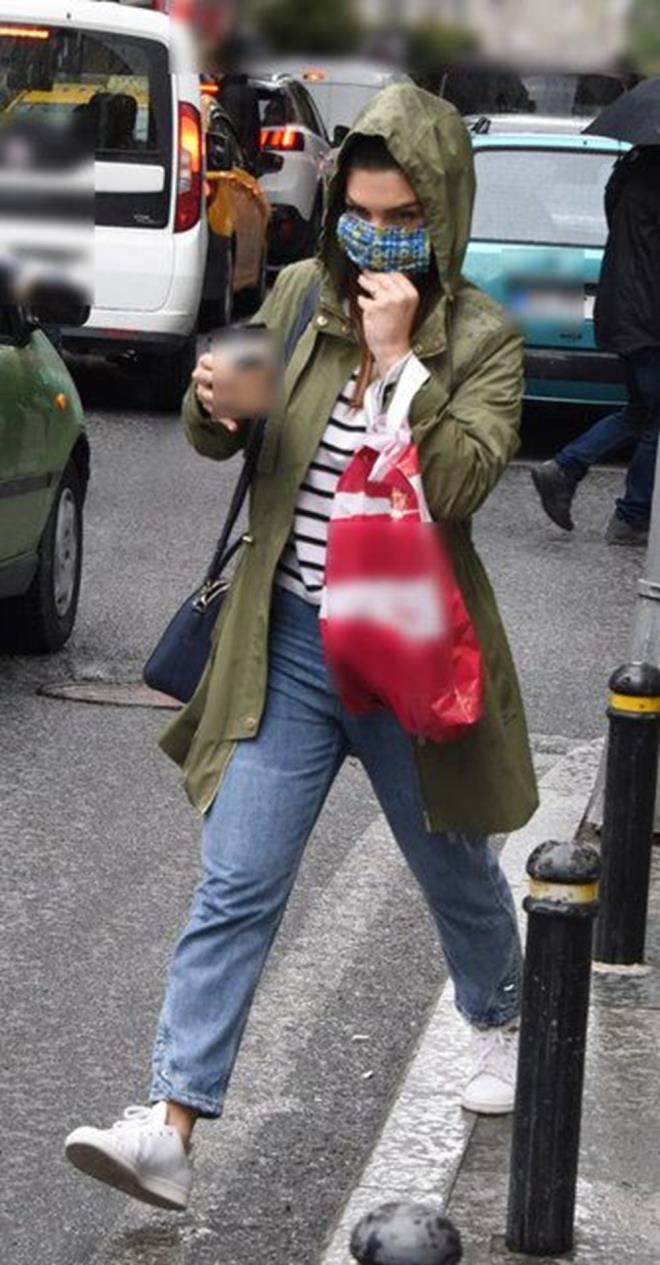 Corona virs nedeniyle uygulanan karantina gnlerinde evde bol bol resim yaptn dile getiren Karahan, "Bugn yamurlu, baka zaman uzun uzun konuuruz" diyerek hzl admlarla aracna bindi.