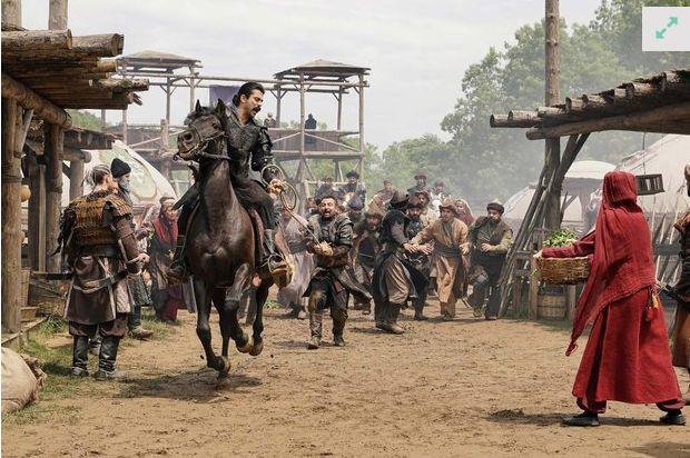 Osmanl Devleti'nin kuruluunu konu alan ve TRT 1'deki Dirili Erturul dizisinin devam olan Kurulu Osman daha ilk blm ile ATV'nin fenomen dizileri arasna girdi. aramba akamlarnn ak ara birincisi olan diziye yeni gelecek isim ise imdiden byk ses getirdi.