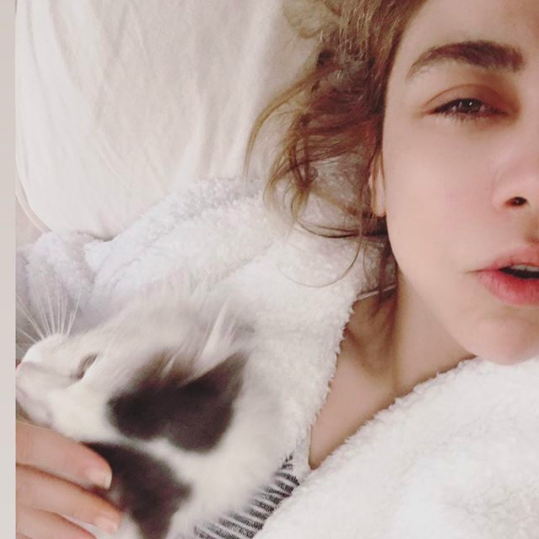 Dokuz Eyll Gzel Sanatlar Fakltesi Oyunculuk blmn bitirdi. Mezun olduu yl oynad tek kiilik "Kadnlar" adl oyun ile Cumhuriyet Gazetesi ve Ayegl Yksel tarafndan yln gen kadn oyuncusu seildi.