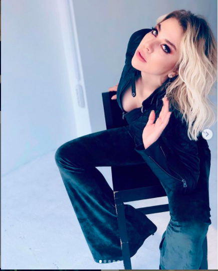 Yeim Ceren Bozolu aslen Ankaral ve 45 yanda. Dokuz Eyll niversitesi, Gzel Sanatlar Fakltesi, Oyunculuk Blm mezunu olan Yeim Ceren Bozolu, sanat yaamna tiyatro ile balad.