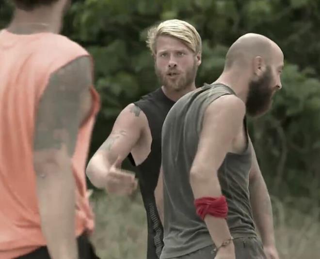 'DV SPORLARINI KENDNE SAKLA'  <br>  "Ben buna meydan okuyorum. Kick boks, boks, gre...Erkek ya!" diyerek barmaya balayan Yunus Emre'ye Acun Ilcal'dan mdahale gecikmedi. Ilcal "Dv sporlarn kendine sakla" dedi.