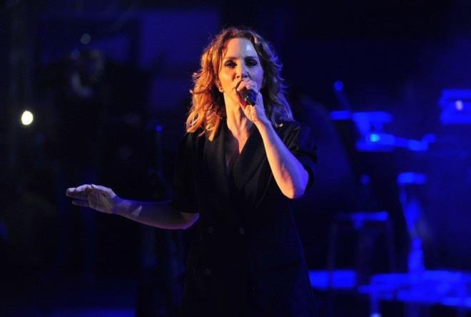 &#8220;Albm yaparken belli bir mantk ilemiyor. ark sylerken o melodi benimle olabiliyor mu, ben sklacak mym, o kelimeleri kalpten tamamen syleyebiliyor muyum, uzun yllar syleyebilecek miyim, nce ona bakyorum. nsanlarn hikyelerini alp onlara da ses verdim ama son albmmde hikayesini kendi yazdm, szlerini sylediim arklarn olduu bir albm yaptm."