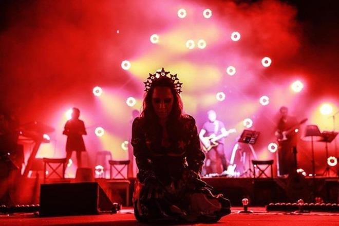 nl arkc, &#8220;Eurovision birinciliinin basksn hissediyor musun?&#8221; sorusuna yle yant verdi: &#8220;Bazen derinde, bazen n planda seninle yayor. Fakat her seferinde bir bbrlenme deil. Kariyerinin talarndan birinin aaya dmemesi adna, tutabilmek gibi sorumluluklarm oluyor.&#8221;