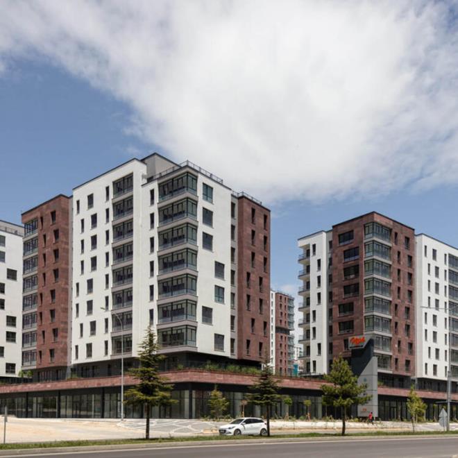 NDE EMLAK KONUTLARI<br>  Farkl metrekareler ve plan zmlerinde 2+1, 3+1, 4+1 tasarlanm konut alanlar bulunan Nide Konut Projesi&#8217;nde yaplar arsa geometrisi zerinde, kent hizalarn devam ettirerek, arsa eperleri zerinde, birbirinin grn kesintiye uratmayacak ekilde konumlandrlmtr.