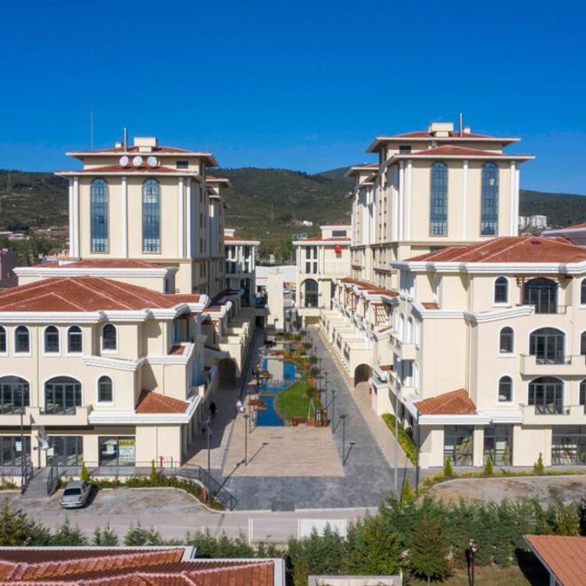 NEVEHR EMLAK KONUTLARI: 3 bloktan oluan sosyal alanlar bulunan bir proje.  <br>  KRFEZKENT ARI: 4 etap ve 3.600 konuttan oluan Krfezkent Emlak Konutlar&#8217;nn tam ortasnda yer alyor.