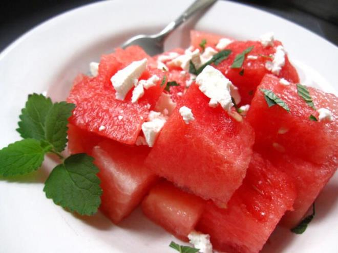 "Faydal ama&#8230; "  <br>  Grld gibi doru miktarlarda ve doru ekilde tketilen karpuzun birok faydas var. Ancak baz kiilerin bu meyveyi tketirken ok daha dikkat etmesi hatta tketmemesi bile gerekebilir.