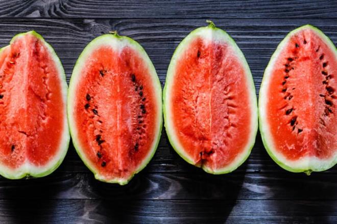 "Karpuz peynire dikkat!"  <br>  Karpuzun su ierii ile beraber eker ierii de yksektir. Bu nedenle yannda protein ierii yksek peynirin tketilmesi doru olacaktr. Ancak bu noktada peynirin de yksek yal bir besin olduu unutulmamaldr ve porsiyon kontrol yaplmaldr.