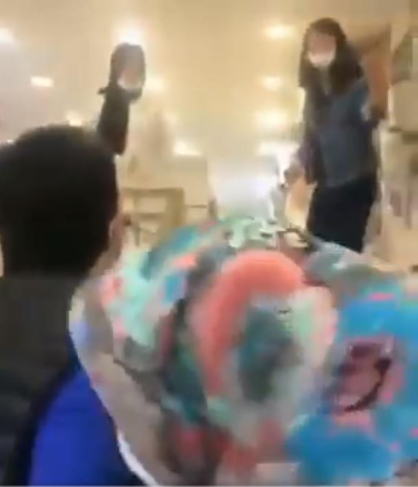 Mterilerin isyann duymazlktan gelen gen kz annesine "kacaksan 'k' diyorum. Anlamyorsun laftan. Sinir ediyorsun, sinirden gzm dnyor benim" diyerek barmaya devam etti.  <br>  Gen kzn drd annesini ayaa kaldran bir mteri "Bir insan annesini dver mi? Sen nasl bir kzsn?" diyerek kz eletirdi.  <br>  TWITTER'IN EN OK KONUULAN KONUSU OLDU    Sz konusu video sosyal paylam sitesi Twitter'da en ok konuulanlar arasna girdi. Twitter kullanclar #anneyekalkanellerkrlsn etiketiyle gen kz eletirdi.