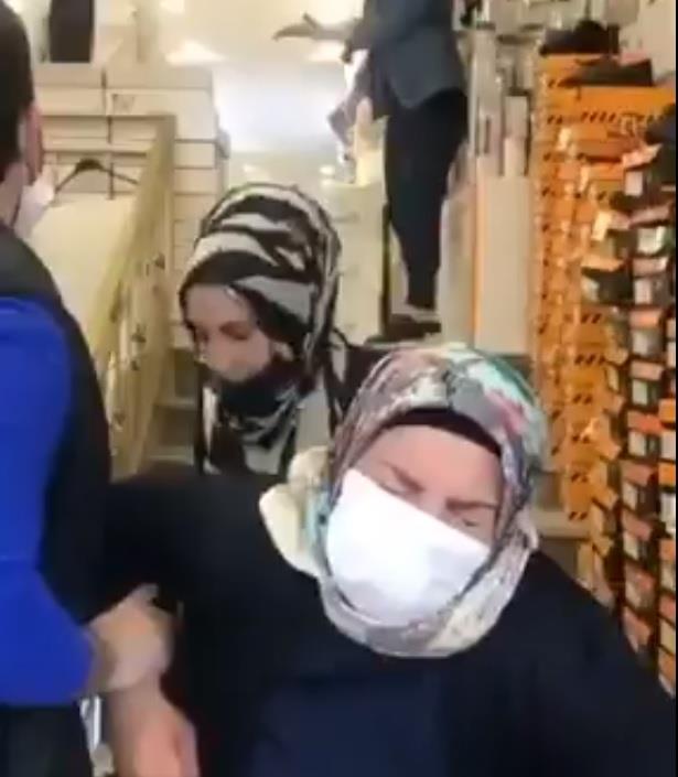 SZLER LEDEN IKARTTI  <br>  Annesini merdivenlerden iten kzn szleri maazadaki kiileri ileden kartt. Merdivenlerin banda duran kz "Onay m veriyorsun da konuuyorsun orada" diyerek bard. Maazada bulunan dier mteriler gen kza "Barma, ne baryorsun" diye tepki gsterdi.