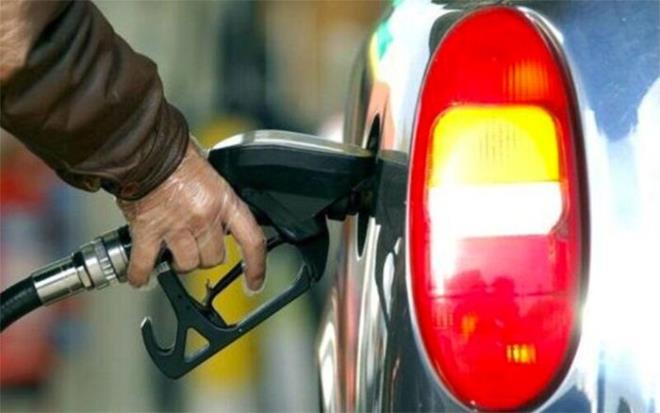 Benzin ve motorin fiyatlar nasl belirleniyor?<br>    5015 Sayl Petrol Piyasas Kanunu ve ilgili dzenlemeler gerei akaryakt bayileri, akaryakt fiyatlarn belirleyici konumda deil. Pompa sat fiyatlar datm irketleri tarafndan belirleniyor ve tavan fiyat olarak bayilere bildiriliyor. Bayiler de istasyonlarnda datcs tarafndan bildirilen fiyattan rn satn gerekletiriyor ve bu fiyat iinde oluan marjdan kendi szlemeleri dorultusunda paylarn alyor. Nakliye maliyetlerine bal olarak fiyatlar kk deiiklikler gsterebiliyor.