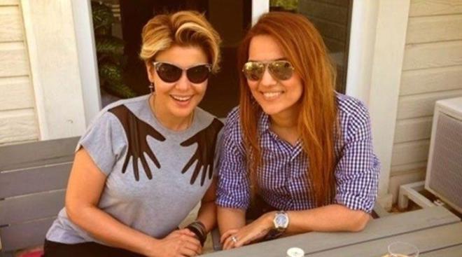 "ANIMIZ YRSN"  <br>  Muhabirlerle ayakst sohbet eden Akaln ise hediye ile ilgili, "anmz yrsn arkadalar" ifadelerini kulland.<br>    Bir sredir ks olduu Fatih rek'in bir daha kendisiyle konumayacan aklamas hakknda yorumda bulunan arkc, "Bover bile demiyorum. Bu koronavirs bile insanlara ey olmad. Ne diyeyim ben ya?" eklinde konutu