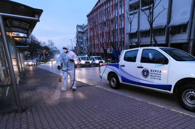Bursa Bykehir Belediyesi, korona virs salgnnn Trkiye&#8217;de ilk grld gnden bu yana gerek rutin belediyecilik gerekse de sosyal belediyecilik anlamnda rnek bir snav verdi. Alnan nlemler ve kararl uygulamalar sayesinde Bursa&#8217;daki vaka saylar ve lm oranlar Trkiye ortalamasnn altnda seyrederken, Bursa Bykehir Belediyesi, normalleme srecine ynelik admlar da en erken atan belediyelerden biri oldu. Bykehir Belediyesi tarafndan 1 Haziran&#8217;da balayan kontroll normalleme sreciyle ilgili 4 ay kapsayan bir eylem plan hazrland. Bursa Bykehir Belediye Bakan Alinur Akta, sosyal medya zerinden yapt basn toplantsnda ulamdan sosyal hayata, ekonomiden krsal kalknmaya kadar 188 alt bal bulunan eylem plann kamuoyuna duyurdu.