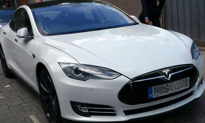 Ancak oto pilot isminin de verdii gvenle, srcler oto pilot modunda kontrol tamamen brakabiliyor.Meydana gelen kazada ise srcnn son anda frene bast ancak bunun durmak iin yeterli olmad tespit edildi. Kaza annda Tesla aracn oto pilot konumunda olduu kesinlik kazand.