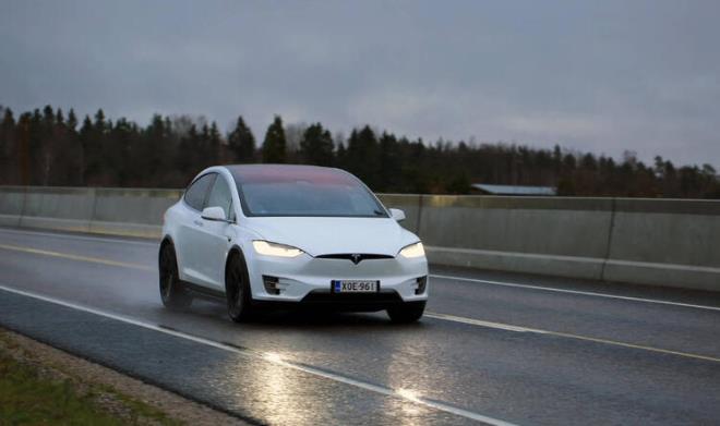 Tesla, oto pilot moduyla dnem dnem youn eletiriler alabiliyor. Bu eletirilerin ana nedeni ise Telsa model aralarn oto pilot modundayken kart kazalar oluyor.