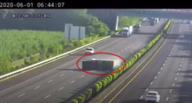 Yerde yatan kamyona aldr etmeden stne stne giden Tesla srcs, byk bir hzla kamyona arpt ve ortaya bu grntler kt. Peki iin asl ne?