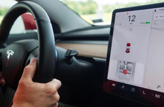 Bu kazayla birlikte otopilot modunun gvenilirlii de tekrar gndeme geldi. Ayrca kaza srasnda hava yastklarnn da almam olmas, Tesla&#8217;nn youn eletiriler almasna neden oldu. Yazlmsal yetersizliklere bal olarak bu tip aralarla kazalar gerekleebildii gibi, donanmsal etkenlerin de burada yol oynad grlyor. rnein: Tesla otomobillerde otonom sr zelliinin almasn olumsuz ynde etkileyen faktrler arasnda, sensrlerin kirli olmas geliyor.