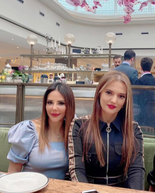 Gittii kafede 2 tavuklu salata, bir gazoz bir de mcver siparii veren Demet Akaln, hesab demek iin kasaya gittiinde hayatnn okunu yaad!    Hesap fiinde masaya gelen sipariler iin 260 lira bedel isteniyordu.    Demet Akaln, aresiz hesab dedi ama sinirini de sosyal medyadan kard!