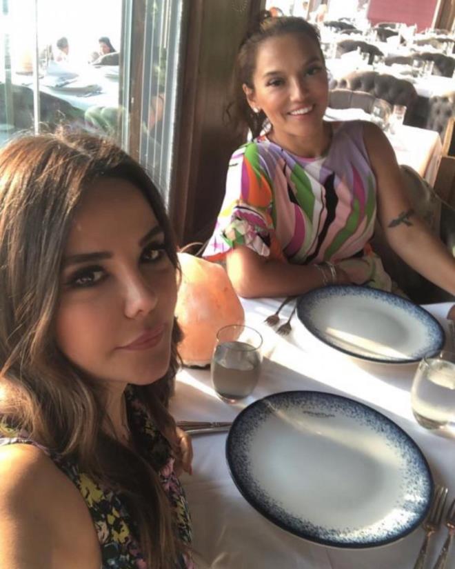 DEMET AKALIN BYLE GDER M GTMEZ!  <br>  Demet Akaln, yedii salatalar iin dedii bedeli sosyal medyadan aklad. Duruma hayli kzd anlalan Demet Akaln, 'Bugn bir kafede iki tavuklu salata, bir gazoz ve bir mcver 260 Trk liras! Byle giderse... Gitmez" dedi