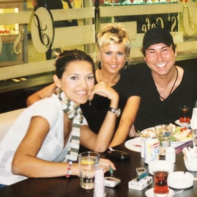 arkc Demet Akaln, Korona dneminde uygulanan sokaa kma yasa kaldrlnca bir kafede arkadalaryla grt.