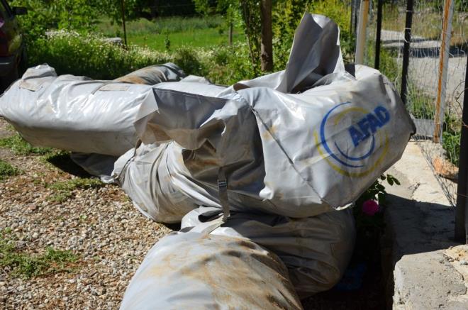 Depremin ardndan jandarma ekiplerinin blgeye geldiini anlatan Zeren, yle devam etti:  <br>  "Byk bir sarsnt oldu, kendimizi dar atamadk. ok kr, jandarma ekiplerimiz geldi. Kyllerin hepsi dar kt, darda kaldk. Evimde hasar var ama ben DASK yaptrdm, sknt yok. Allah raz olsun devletimiz hizmetini esirgemiyor, gda olsun, adr kurma olsun, jandarmamz ellerinden geleni gelip yapt. adrlar ziyadesiyle geldi, kylmz adr kurulumunu beceremedii iin adrlarmz askerimiz kuruyor."