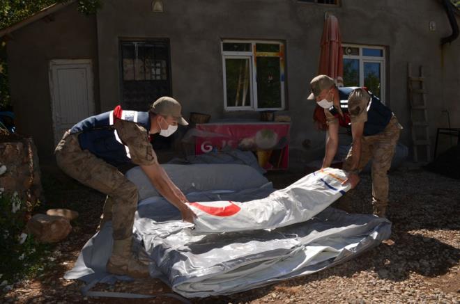 Depremzedelerden Mehmet Karaman ise depremi iddetli olarak hissettiklerini ve panie kapldklarn belirterek, "Daha nceki depremlerde evimde atlak vard, imdi ar hasar olutu. Jandarma ekiplerinin gece 2 defa geldiler, Allah devletimizin yannda olsun, Allah devletimize keder vermesin." dedi.