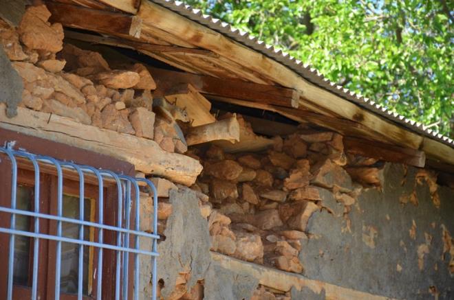 l Jandarma Komutanlna bal ekipler, dn gece meydana gelen deprem zerine sahaya karak, evleri ar hasar gren vatandalar iin adr kurmaya balad. Ekipler u ana kadar blgede 20'nin zerinde adr kurdu.