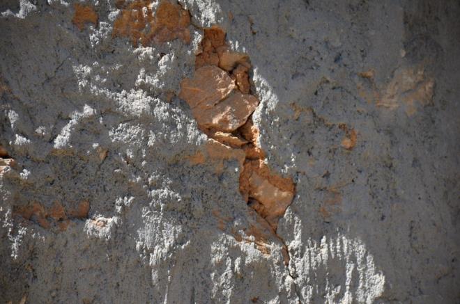 Gzlce Mahallesinde depremzede Mehmet Zeren, AA muhabirine yapt aklamada, deprem annda evde olduklarn ve ok korktuklarn belirtti.