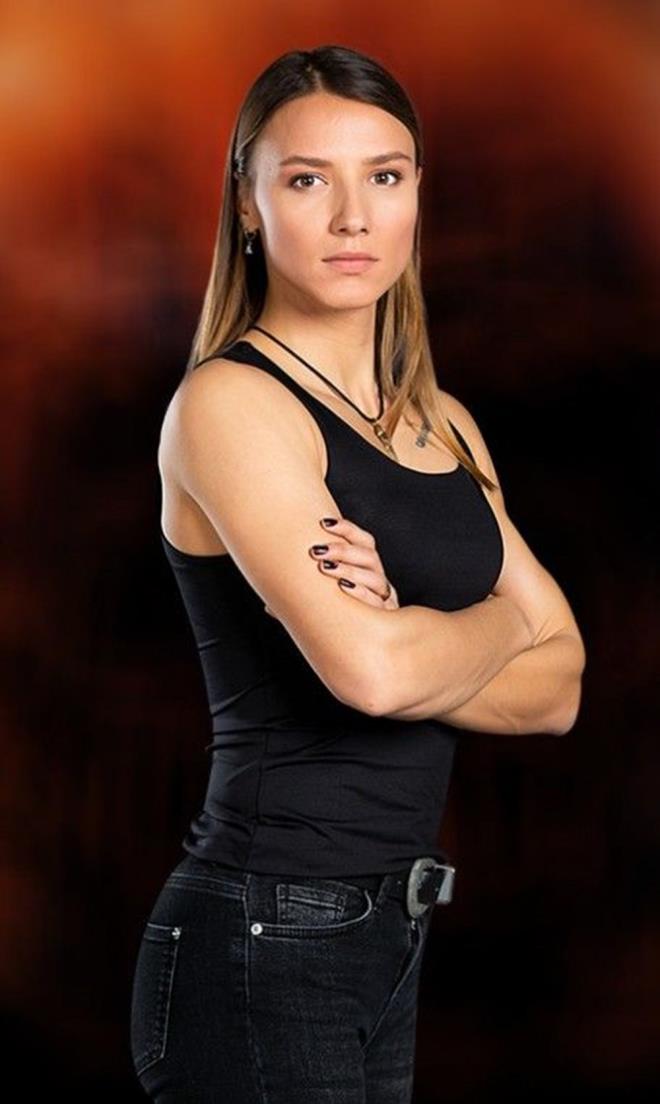 SURVIVOR ELF YILDIRIM GREN KMDR?<br>    14 ubat 1990 ylnda Bursa'nn znik ilesinde doan Elif Yldrm Gren, 400 metre engelli yarnda uzmanlam kadn koucumuzdur.  <br>       1.70 boyunda ve 55 kilo olan Elif Gren, Kemal encan ve Fausto Ribeiro tarafndan altrlan ENKA Spor Kulb yesidir.  <br>       Elif Yldrm Gren, 2012 Yaz Olimpiyatlar'ndaki 4  400m bayrak yar etkinliine katlan en gen milli atletizm takm yesi olmutur.