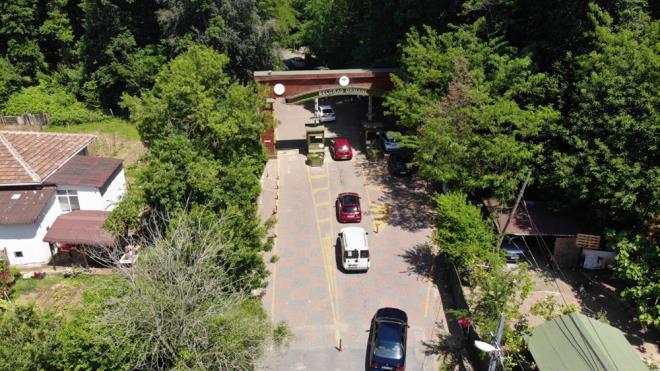 "BLM KURULU NEYE KARAR VERYORSA BZ ONA UYUYORUZ"   Yusuf Kenan zmel adl vatanda ise "Biz de ocuklar da bunalmt. ki ayn ardndan byle bir pikniin serbest olmas gzel oldu. Sabah 7'de geldik. Kalabalk olmadan bir yer bulalm diye geldik. Mangal yakacaz. Mesafemize dikkat ederek eleneceiz. Adana kebap yapmaya alacaz. Salatasn hazrlyorum. Karantina srecinde hi byle bir eye karmadk. Bilim Kurulu neye karar veriyorsa biz ona uyuyoruz" eklinde konutu.