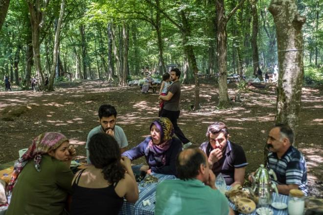 "YRY YAPTIIM N MASKE TAKMADIM"   Yry yapmak iin ormana gelen Betl Aydn, "Yry iin geldik. Bu kadar kalabalk olmasn bekliyorduk. lerleyen gnlerde umarm hastalk daha yksek boyutlara kmaz. Kimse maske takmyor artk. Mekanlara bakyoruz, insanlarn maske takt yok. Ben yry yaptm iin maske takmadm" eklinde konutu.