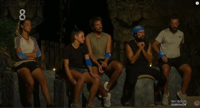 "Dokunulmazlk oyununu kim kazand?": Survivor'da finale doru yaklalan her hafta yarmann heyecan giderek artarken, krmz ve mavi takmlar, bir kez daha dokunulmazlk mcadelesi verdi.