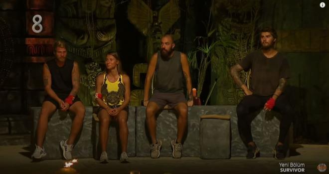 Oyunda, yarmaclar trl engellerle dolu uzun parkuru amalar ve at ksmna gelmeleri gerekiyordu. Burada ise nce iki sembol drmeleri gerekiyor, devamnda ise kale nndeki engelin kaldrlmas sonrasnda iki topun sepete sokulmas gerekiyordu.