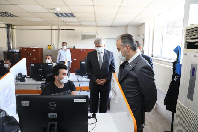 BUSK&#8217;ye bal olarak alan ve Bursa&#8217;nn su alt yapsn dijital sistemlerle yneten SCADA, Bykehir Belediye Bakan Alinur Akta&#8217; arlad. BUSK Genel Mdr Gngr Glen&#8217;in de yer ald ziyarette, SCADA ve Haberleme Sistemleri Birim Sorumlusu Serhat Glen tarafndan Bakan Akta ile beraberindekilere &#8216;kurumun ileyiine ilikin&#8217; mini bir sunum yapld. Bakan Akta, SCADA blmlerini gezerek, alanlarla da sohbet etti.