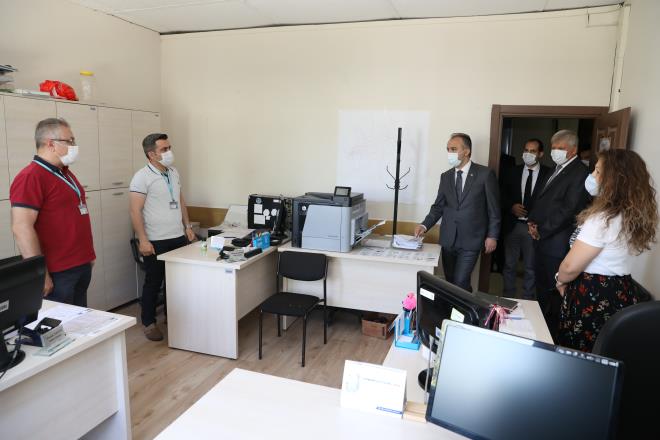 Skntlara annda mdahale  <br>    BUSK Elektrik Makine kmal Dairesi Bakanl&#8217;na bal ekilde faaliyetlerine devam eden SCADA merkezinin ileri teknolojinin tm imkanlarn almalarna yansttn vurgulayan Bakan Akta, &#8220;ehrin herhangi bir noktasndaki iletim hattnda yaanan sknt, elektronik olarak annda tespit ediliyor. Bilgisayarlar vastasyla vanalar ve pompalara direkt komutlar gndererek, ekipmanlara uzaktan mdahale ediyoruz. Suyun israf olmasn engelliyoruz. Teknolojik bu yatrm ile suyun etkin ynetimi salanyor&#8221; diye konutu.