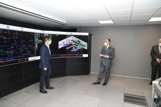 Bursa Bykehir Belediye Bakan Alinur Akta, 2019 nfus saym sonularna gre 3 milyon 56 bin 120 nfusu ile Trkiye&#8217;nin 4. byk ili olan Bursa'da, BUSK aracl ile 10 bin 882 kilometrekarede 1 milyon 375 bin aboneye hizmet verdiklerini ifade etti. Ylda 154 milyon metrekp retim, 147,7 milyon metrekp de tketimin olduu ehirde 812 su deposunun bulunduunu belirten Bakan Akta, Bykehir Belediyesi&#8217;yle akll su sistemlerine geen BUSK&#8217;nin Devlet Su leri&#8217;nin (DS) belirlemi olduu yzde 25&#8217;lik hedefin altnda bir su kayb yaadn vurgulad. me suyu, yamur suyu ve kanalizasyon hatlarn yenileyen Bursa&#8217;nn yzde 20.48&#8217;lik kayp-kaak oranyla Trkiye&#8217;nin rnek ehirlerinden bir tanesi olduunu vurgulayan Bakan Akta, &#8220;Doanc ve Nilfer barajlarnn yan sra kaynak sular ve yeralt kuyular ile ehrin su ihtiyacn kesintisiz olarak karlyoruz. SCADA merkeziyle &#8216;gvenli su salama konusunda&#8217; stlendiimiz grevi eksiksiz yerine getirmek iin kullanlan tesisler ile ime suyu ebekesini srekli gzetim altnda tutuyoruz. Bu dorultuda SCADA&#8217;y ileri dzeyde uygulayan BUSK, kullanclara srekli ve yeterli su datm salamaktadr&#8217; dedi.