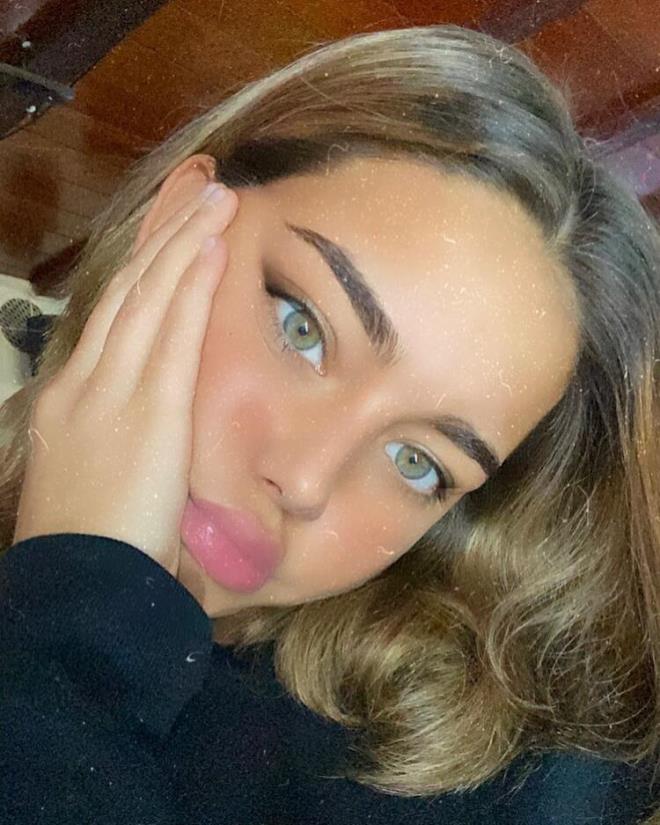 "Aslnda kz bir haftadr kaypt zaten. Aramzda deildi. Ben Aycan' kazanmaya altm orada. Diyorum ki, "Bir ey biliyorsun ama o yle deil aslnda" falan... Kurtaramadk. Dikkat edin. Asena konumasndan nceki Aycan'a bakn, bir de Asena konumasndan sonraki Aycan'a bakn. Sen neden byle bir bilgiyi ona veriyorsun. Bu bilgi oraya verilir mi ya? "