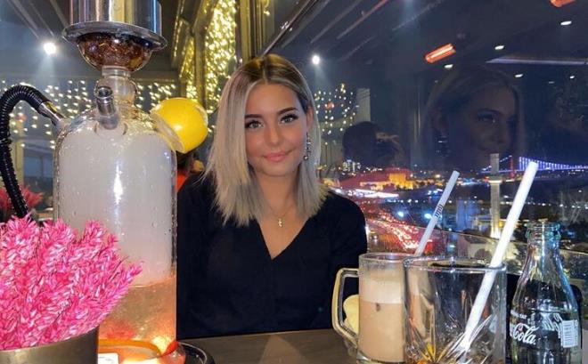 "Asena'y hi sulamyorum. Prl prl bir kz belli. Aycan'n arkada bizim de kardeimizdir. Aycan ondan mutlaka bir konuyla ilgili bilgi istemi. Aslnda ie yle bakalm; filmlerde olur ya... Tetii eken Asena ama tetii ektiren kim? Aycan... Aycan, kendi sonunu getiren bir mektup yazarak Asena'ya verir... Ve der ki; ilk balantda bana bunlara syle... O verdii mesaj alnda kendi sonu. Gerek anlamda yzde yz diyorum, o mesajdan sonra kafa olarak gitti."