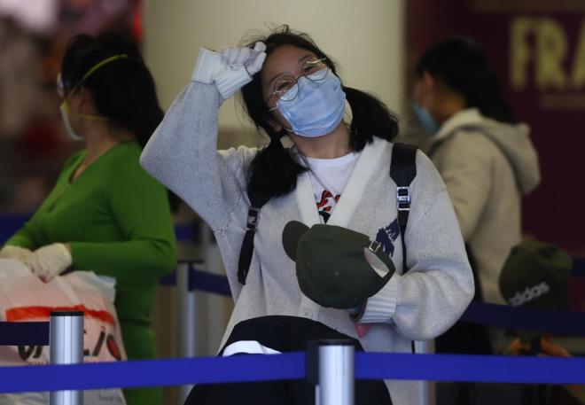 Getiimiz haftalarda ngiltere&#8217;de ortaya atlan sr bakl modeli ise ngiliz makamlar tarafndan dahi terk edilmie benziyor. Zira uzmanlar sr baklnn iddia edildii gibi salgna kar bir koruyucu yntem olmad grnde. Gideon Meyerowitz-Katz, Science Alert iin kaleme ald yazda salgnn gnlk olarak takip edilmesi gereken, pek ok deikene bal ve ngrlemez yapsnn olduunun altn iziyor.