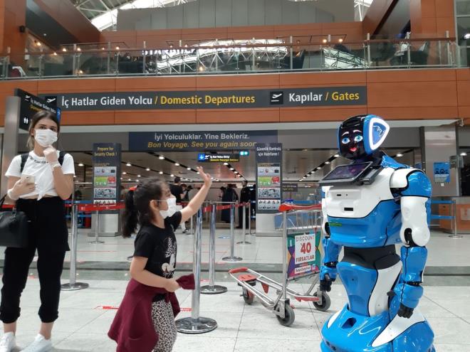 &#8220;GZEL OLMU BEENDK&#8221;    Robotla ilgilenen bir ocuk, &#8220;Robotu gzel buldum. Ona sevdiimi syledim. Bana bagajlarla ilgili bir eyler syledi&#8221; dedi. Yolculardan Glcan ztrk, &#8220;Gzel ve sosyal mesafeye dikkat etmemiz konusunda ayn zamanda uyaryor. Gzel olmu beendik. Naslsn diye sordum o da cevap verdi.&#8221; eklinde konutu.