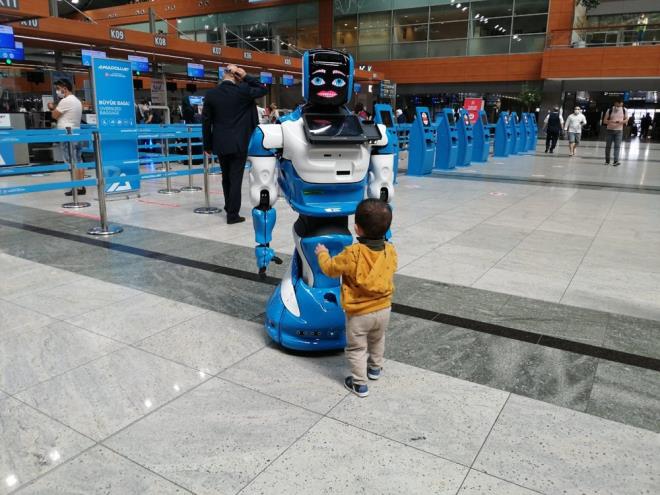 Aerobot ayrca ocuklar elendirmek iin eitli animasyonlar da barndryor. Corona virs salgn sonrasnda dnyada otomasyonda art beklendii iin gelitirmeye ak bir platform olan Aerobot&#8217;un yeni yazlmlarla birok alanda kullanlmas ngrlyor. Tek arjla sekiz saat alabilen robotun boyu karsndaki kiiye gre uzayp ksalabiliyor. Aerobot ayrca yolculara koronavirse kar uyarlarda da bulunuyor. Sesli ve gerektiinde operatr mdahalesiyle de kontrol edilebilen Aerobot, havalimanna gelen yolcularn ilgisini ekiyor.