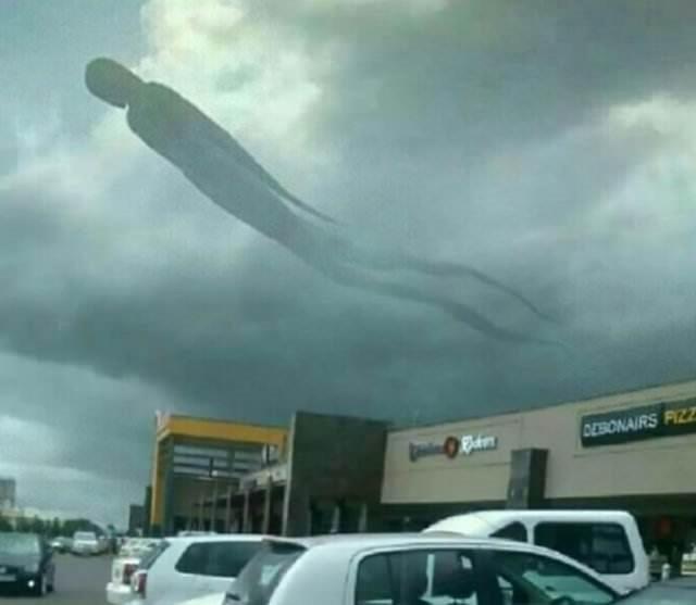 Zambiya'da bir AVM'nin zerinde beliren 100 metrelik cisim korkuya neden oldu    Zambiya'nn Kitwe kentinde bir AVM'nin zerinde grld iddia edilen bu grnt panik yaratt. Gkyznde beliren insana benzer bir ekil halk korkuttu. Yerden yaklak 100 metre yukarda olan eklin ne olduu nce anlalamad.