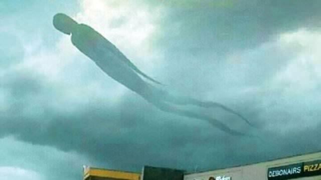 Yzst duran ve kollar yanlarndan sarkan bir insana benzeyen gizemli ekil yarm saat kadar grldkten sonra kayboldu.